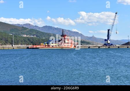 Corcubion, Spanien. Juli 11, 2020. Spanisches Rettungsschiff, bekannt als Salvamento Maritimo am galizischen Hafen. Provinz Coruña, Rias Baixas, Region Galicien. Stockfoto