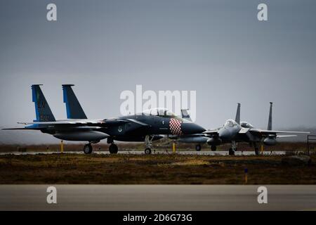 Die F-15C Eagles der US Air Force, die dem 493rd Expeditionary Fighter Squadron zugewiesen wurde, kehren von einem Ausbildungsort zur Unterstützung der NATO Air Police Operationen auf dem Keflavik Air Base, Island, 15. Oktober 2020 zurück. Air Police Operationen bleiben eine grundlegende Komponente, wie die NATO Sicherheit für ihre Mitglieder bietet. (USA Luftwaffe Foto / Master Sgt. Matthew Plew) Stockfoto