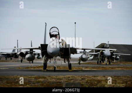 Die F-15C/D Eagles der US Air Force, die dem 493rd Expeditionary Fighter Squadron zugewiesen wurde, kehren von einem Ausbildungsort zur Unterstützung der NATO Air Police Operationen auf der Keflavik Air Base, Island, 15. Oktober 2020 zurück. Air Police Operationen bleiben eine grundlegende Komponente, wie die NATO Sicherheit für ihre Mitglieder bietet. (USA Luftwaffe Foto / Master Sgt. Matthew Plew) Stockfoto