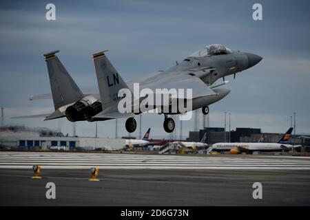 Ein US Air Force F-15C Eagle, der dem 493rd Expeditionary Fighter Squadron zugewiesen wurde, kehrt von einem Ausbildungsort zur Unterstützung der NATO Air Police Operationen auf dem Keflavik Air Base, Island, 15. Oktober 2020 zurück. Air Police Operationen bleiben eine grundlegende Komponente, wie die NATO Sicherheit für ihre Mitglieder bietet. (USA Luftwaffe Foto / Master Sgt. Matthew Plew) Stockfoto