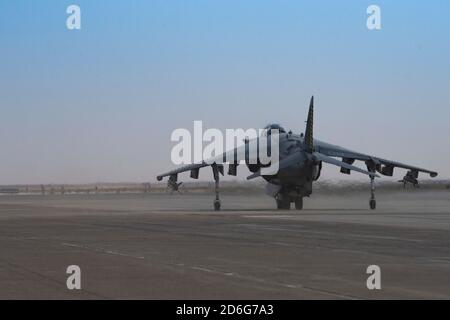 Ein AV-8B II Harrier von der Marine Attack Squadron 542, Taxis auf der Fluglinie für Übung Mountain Tiger, auf Mountain Home Air Force Base, Idaho, 8. Oktober 2020. VMA 542 und Marine Wing Support Squadron 271 arbeiteten eng mit dem 366. Logistics Readiness Squadron Fuels Flight zusammen und stellten Flugbenzin, schwere Ausrüstung und Versorgungsleistungen für Exercise Mountain Tiger zur Verfügung. (US Air Force Foto von Airman 1st Class Natalie Rubenak) Stockfoto