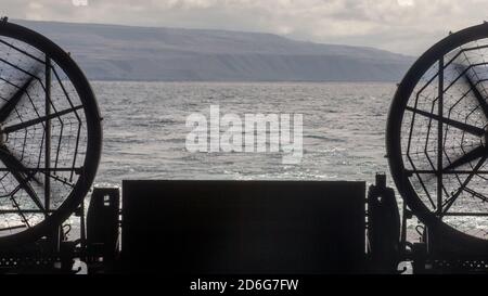 201010-M-JX780-1037 PAZIFISCHER OZEAN (OKT 10, 2020) ‒ U.S. Navy Landing Craft, Air Cushion 39, zugeordnet zu Assault Craft Unit 5, bereitet sich darauf vor, das Brunnendeck des amphibischen Transportschiffes USS Somerset (LPD 25) während der in-Stream Onload Operationen während der Fahrt zu verlassen. Die Makin Island Amphibious Ready Group und die 15. MEU führen derzeit Routineoperationen im östlichen Pazifik durch. (USA Marine Corps Foto von Lance CPL. Brendan Mullin) Stockfoto