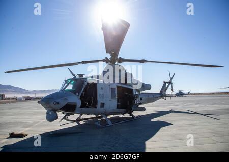 U.S. Marine Corps Bell UH-1Y Gift mit Marine Light Attack Helicopter Squadron 169, Marine Aircraft Group 16, 3rd Marine Aircraft Wing, sitzt auf der Fluglinie während der integrierten Trainingsübung 1-21 im Marine Corps Air Ground Combat Center, Twentynine Palms, Kalifornien, 2. Oktober 2020. ITX ist das umfassendste Training, das bei MCAGCC durchgeführt wird und konzentriert sich auf die taktische Anwendung von Kombiwappenmanövern, offensiven und defensiven Operationen während des Kampfes. (USA Marine Corps Foto von Lance CPL. Joshua Sechser) Stockfoto