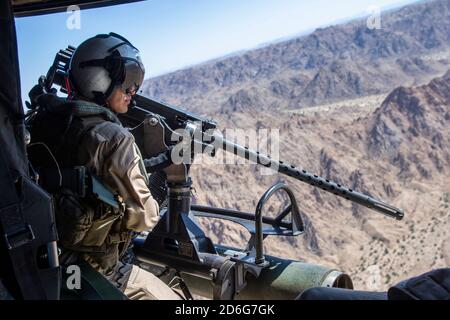 U.S. Marine Corps Lance CPL. Angel Hernandez, Flugbesatzungsmann, Marine Light Attack Helicopter Squadron 169, Marine Aircraft Group 16, 3rd Marine Aircraft Wing, Scans für Ziele von einem U.S. Marine Corps Bell UH-1Y Gift während der integrierten Trainingsübung 1-21 im Marine Corps Air Ground Combat Center, Twentynine Palms, Kalifornien, 2. Oktober 2020. ITX ist das umfassendste Training, das bei MCAGCC durchgeführt wird und konzentriert sich auf die taktische Anwendung von Kombiwappenmanövern, offensiven und defensiven Operationen während des Kampfes. (USA Marine Corps Foto von Lance CPL. Joshua Sechser) Stockfoto