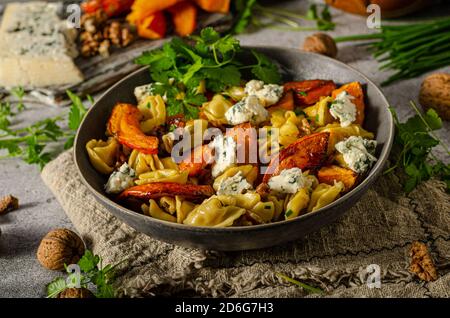 Köstliche und leckere Pasta, gerösteter Kürbis und scharfer Blauschimmelkäse Stockfoto