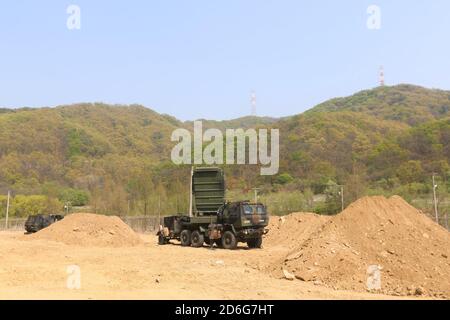 Horizontale Bauingenieure der US-Armee aus dem 82nd Engineer Bataillon, dem 2nd Armored Brigade Combat Team, 1st Infantry Division bauten Anlegeplätze, um strategische Kampfpositionen für das AN/TPQ-53 Radar zu schützen und zu unterstützen. Anti-Tank-Graben, Fahrzeug Kampfposition und schützende Berm Training bietet den Kommandeuren ein besseres Gefühl, wie schnell und effizient sie Hindernisse und Kampfpositionen ausweichen können, um in Schlachtfeld Gestaltung Pläne zu unterstützen. (USA Armeefoto von KSgt. Hwang, Jeong Hyeon 2/1D) Stockfoto