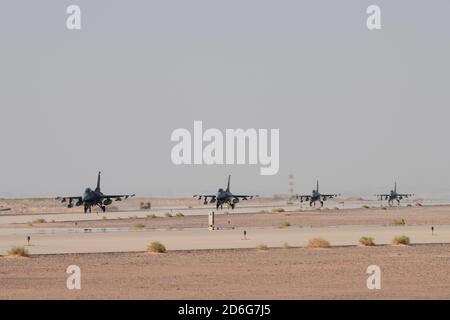 LUFTWAFFENSTÜTZPUNKT PRINZ SULTAN, KÖNIGREICH SAUDI-ARABIEN – EIN Kontingent von F-16C kämpfenden Falken und Hilfspersonal des 77. Expeditionary Fighter Squadron kam auf der Luftwaffenstützpunkt Prinz Sultan, Königreich Saudi-Arabien, 10.-11. Oktober 2020. Das Geschwader, bekannt unter dem Spitznamen „Spieler“, wird eine Schlüsselrolle bei der Unterstützung der 378. AEW-Mission spielen, gemeinsame und Partner-Kräfte zu erhalten und zu verteidigen, indem es Kampfflugkraft zur Unterstützung von Theaterplänen und -Operationen projiziert. (USA Air Force Foto von Tech. Sgt. Wes Wright) Stockfoto