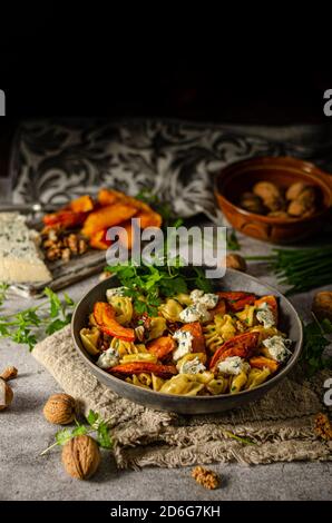 Köstliche und leckere Pasta, gerösteter Kürbis und scharfer Blauschimmelkäse Stockfoto