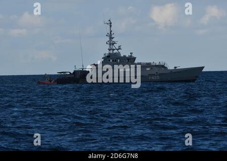 Eine kleine Bootscrew von Coast Guard Cutter Isaac Mayo bringt Migranten zur Royal Bahamian Defence Force, 13. Oktober 2020. Küstenwache Cutter Issac Mayo ist Home-ported in Key West, Florida.(U.S. Foto der Küstenwache) Stockfoto