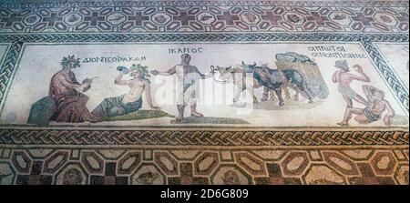 Haus von Dionysos: Dionysos & Acme sind dargestellt (links) mit Icarios, die die Zügel eines Ochsenkarren halten, gefüllt mit Säcken Wein. Stockfoto