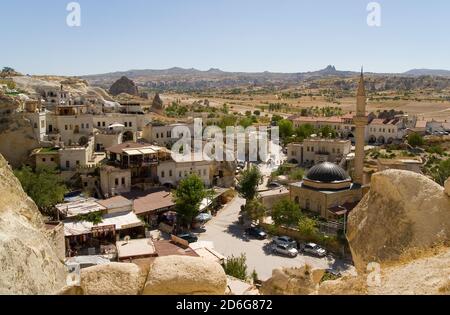 Blick auf die Stadt Chavushin und die Moschee von oben. Malerische Orte der türkischen Kappadokien. Stockfoto