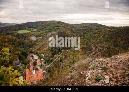 St. john unter der Klippe, kleine Talstadt in der Tschechischen republik Stockfoto