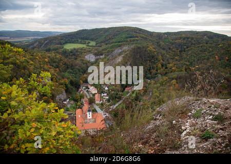 St. john unter der Klippe, kleine Talstadt in der Tschechischen republik Stockfoto