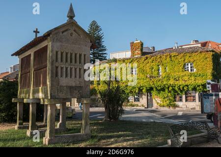 Typisch galicisches horreo, landwirtschaftliche Konstruktion für die Trocknung und Heilung von Mais, an der Küste von Cambados, in der Nähe des Parador Nacional, Pontevedra Stockfoto