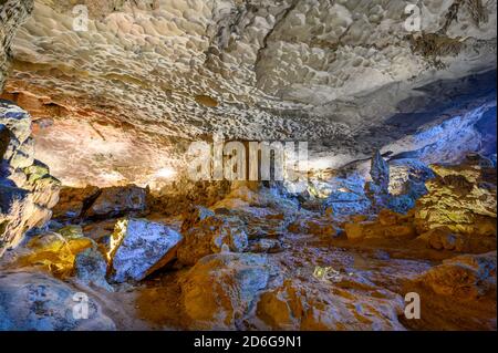 Sung Sot Cave ist eine der größten und schönsten Höhlen in Halong Bay und ein Highlight auf allen Vietnam-Routen. Die Höhle Sung Sot befindet sich auf Bo H Stockfoto