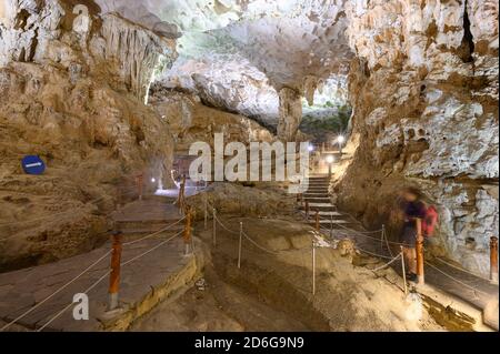 Sung Sot Cave ist eine der größten und schönsten Höhlen in Halong Bay und ein Highlight auf allen Vietnam-Routen. Die Höhle Sung Sot befindet sich auf Bo H Stockfoto