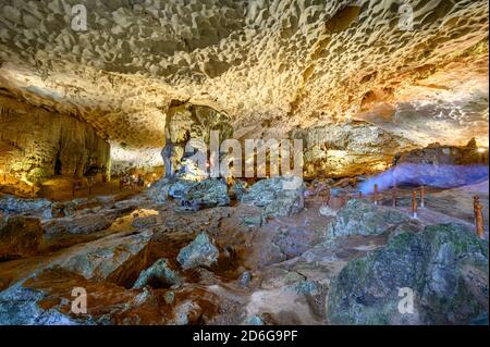 Sung Sot Cave ist eine der größten und schönsten Höhlen in Halong Bay und ein Highlight auf allen Vietnam-Routen. Die Höhle Sung Sot befindet sich auf Bo H Stockfoto