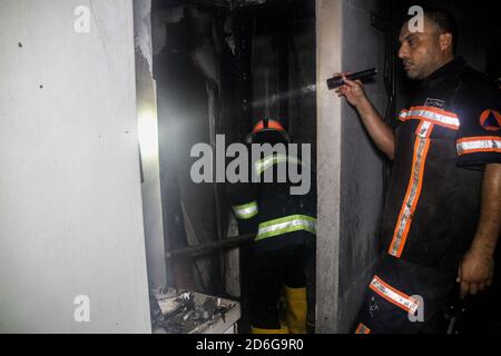 Gaza, Palästina. Oktober 2020. Die Besatzungen der palästinensischen Zivilverteidigung arbeiten daran, ein Feuer auszulöschen, das in einem Bungalow in der Stadt Beit Lahia im nördlichen Gazastreifen ausbrach. Die Flammen wurden durch einen nächtlichen Kurzschluss im Gebäude verursacht.Quelle: Ahmadhasaballah/IMAGESLIVE/ZUMA Wire/Alamy Live News Stockfoto