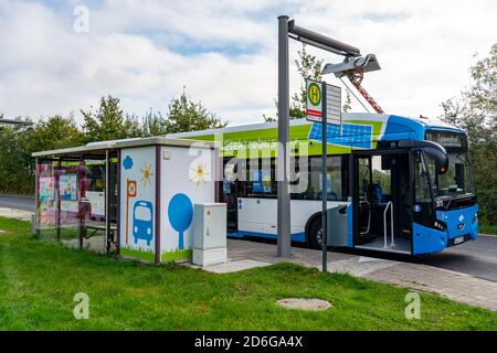 Elektrobus der Stadtwerke Münster, an einer Schnellladestation, Bushaltestelle, Buskraftstelle Dieckmannstraße in Münster Gievenbeck, 16 E-Busse Strom Stockfoto