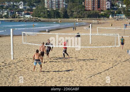AUCKLAND, NEUSEELAND - 12. Mai 2019: Sydney / Australien - 12 2019. Mai: Männer spielen Volleyball am Manly Beach Stockfoto