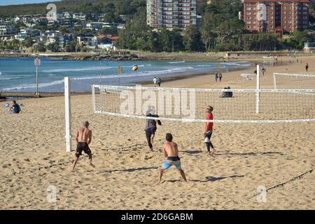 AUCKLAND, NEUSEELAND - 12. Mai 2019: Sydney / Australien - 12 2019. Mai: Männer spielen Volleyball am Manly Beach Stockfoto