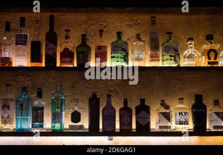 Berlin, Deutschland. Oktober 2020. In einer Bar in Neukölln stehen Schnapsflaschen auf einem Regal. Nirgendwo sonst in Deutschland ist die Zahl der Infektionen in letzter Zeit so stark gestiegen wie im Berliner Stadtteil Neukölln. Quelle: Christophe Gateau/dpa/Alamy Live News Stockfoto