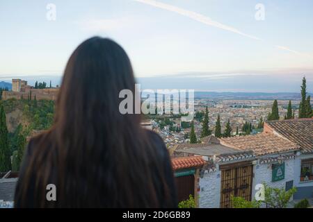 Lifestyle zurück Porträt von jungen schönen und entspannten Frau mit Sommerurlaub in Spanien genießen heitere schöne Aussicht auf Alhambra Von Granada Stockfoto