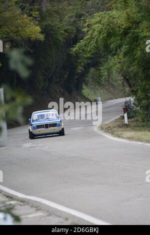 PESARO COLLE SAN BARTOLO , ITALIEN - OTT 12 - 2019 : BMW 2002 auf einem alten Rennwagen in Rallye Stockfoto