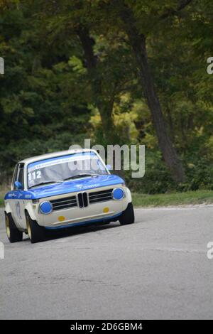 PESARO COLLE SAN BARTOLO , ITALIEN - OTT 12 - 2019 : BMW 2002 auf einem alten Rennwagen in Rallye Stockfoto