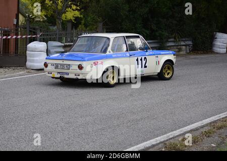PESARO COLLE SAN BARTOLO , ITALIEN - OTT 12 - 2019 : BMW 2002 auf einem alten Rennwagen in Rallye Stockfoto
