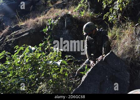 Poonch, Jammu und Kaschmir. Oktober 2020. 17. Oktober 2020, Poonch, Jammu und Kaschmir, Indien: Armee zerstört fünf Mörsergranaten, die von Pak-Truppen entlang Loc im Balnoi-Dorf Mankot im Poonch-Distrikt Jammu und kaschmir, Indien abgefeuert wurden (Bild: © Nazim Ali KhanZUMA Wire) Quelle: ZUMA Press, Inc./Alamy Live News Stockfoto