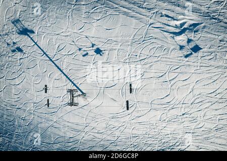 Les deux alpes Resort im Winter, Französische alpen, Rhone Alpes in Frankreich Europa Luftdrohne Foto Stockfoto