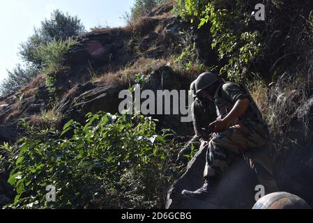 Poonch, Jammu und Kaschmir. Oktober 2020. 17. Oktober 2020, Poonch, Jammu und Kaschmir, Indien: Armee zerstört fünf Mörsergranaten, die von Pak-Truppen entlang Loc im Balnoi-Dorf Mankot im Poonch-Distrikt Jammu und kaschmir, Indien abgefeuert wurden (Bild: © Nazim Ali KhanZUMA Wire) Quelle: ZUMA Press, Inc./Alamy Live News Stockfoto