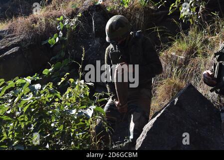 Poonch, Jammu und Kaschmir. Oktober 2020. 17. Oktober 2020, Poonch, Jammu und Kaschmir, Indien: Armee zerstört fünf Mörsergranaten, die von Pak-Truppen entlang Loc im Balnoi-Dorf Mankot im Poonch-Distrikt Jammu und kaschmir, Indien abgefeuert wurden (Bild: © Nazim Ali KhanZUMA Wire) Quelle: ZUMA Press, Inc./Alamy Live News Stockfoto