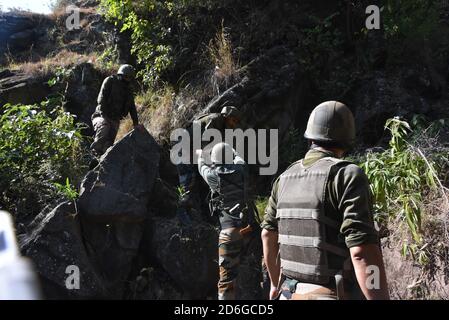 Poonch, Jammu und Kaschmir. Oktober 2020. 17. Oktober 2020, Poonch, Jammu und Kaschmir, Indien: Armee zerstört fünf Mörsergranaten, die von Pak-Truppen entlang Loc im Balnoi-Dorf Mankot im Poonch-Distrikt Jammu und kaschmir, Indien abgefeuert wurden (Bild: © Nazim Ali KhanZUMA Wire) Quelle: ZUMA Press, Inc./Alamy Live News Stockfoto