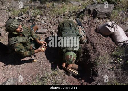 Poonch, Jammu und Kaschmir. Oktober 2020. 17. Oktober 2020, Poonch, Jammu und Kaschmir, Indien: Armee zerstört fünf Mörsergranaten, die von Pak-Truppen entlang Loc im Balnoi-Dorf Mankot im Poonch-Distrikt Jammu und kaschmir, Indien abgefeuert wurden (Bild: © Nazim Ali KhanZUMA Wire) Quelle: ZUMA Press, Inc./Alamy Live News Stockfoto