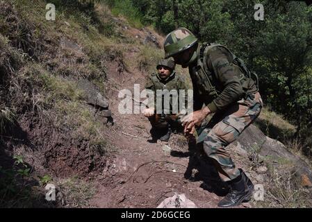 Poonch, Jammu und Kaschmir. Oktober 2020. 17. Oktober 2020, Poonch, Jammu und Kaschmir, Indien: Armee zerstört fünf Mörsergranaten, die von Pak-Truppen entlang Loc im Balnoi-Dorf Mankot im Poonch-Distrikt Jammu und kaschmir, Indien abgefeuert wurden (Bild: © Nazim Ali KhanZUMA Wire) Quelle: ZUMA Press, Inc./Alamy Live News Stockfoto