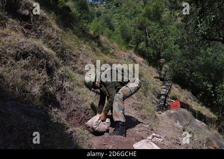 Poonch, Jammu und Kaschmir. Oktober 2020. 17. Oktober 2020, Poonch, Jammu und Kaschmir, Indien: Armee zerstört fünf Mörsergranaten, die von Pak-Truppen entlang Loc im Balnoi-Dorf Mankot im Poonch-Distrikt Jammu und kaschmir, Indien abgefeuert wurden (Bild: © Nazim Ali KhanZUMA Wire) Quelle: ZUMA Press, Inc./Alamy Live News Stockfoto