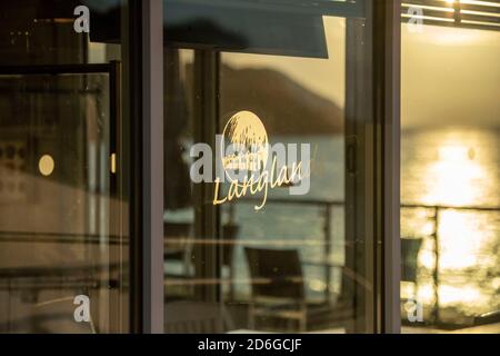 Langland Bay, Swansea, Großbritannien. Oktober 2020. Die frühe Morgensonne scheint heute Morgen während der Aussperrung im Langland Brasserie Restaurant in der Langland Bay in der Nähe von Swansea durch das Glas. Quelle: Phil Rees/Alamy Live News Stockfoto