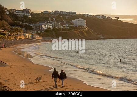 Langland Bay, Swansea, Großbritannien. Oktober 2020. Die Sonne geht heute Morgen in der Langland Bay nahe Swansea auf, da Einheimische das Herbstwetter während der Aussperrung optimal nutzen. Quelle: Phil Rees/Alamy Live News Stockfoto