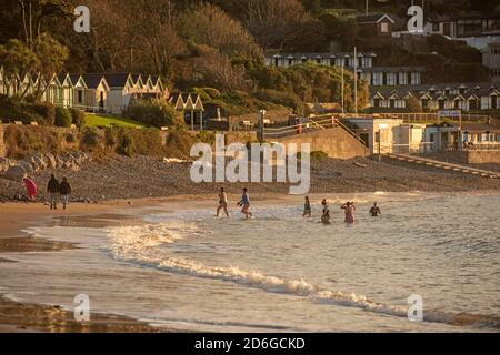 Langland Bay, Swansea, Großbritannien. Oktober 2020. Die Sonne geht heute Morgen in der Langland Bay nahe Swansea auf, während Schwimmer das Herbstwetter während des Lockdown optimal nutzen. Quelle: Phil Rees/Alamy Live News Stockfoto