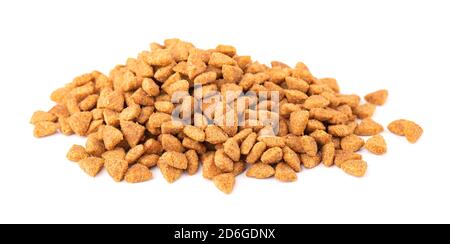 Trockenes Tierfutter, isoliert auf weißem Hintergrund. Haufen granulierter Tierfuttermittel. Granulat guter Ernährung für Hunde und Katzen. Stockfoto