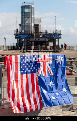 Alliierte Flaggen auf dem Southend Pier 75 Jahre nach der Übergabe des Piers an die Stadt nach dem Zweiten Weltkrieg als HMS Leigh. Denkmal Stockfoto