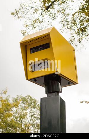 ANPR-Kamera für Verkehrsübertretungen in einer Vorstadtstraße in London, Großbritannien Stockfoto