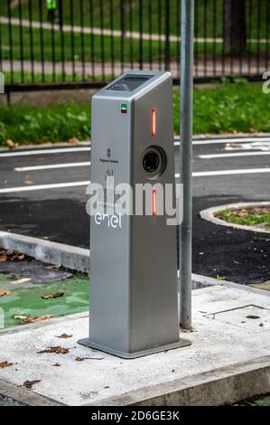 terni,italien actober 17 2020:Spalte für das Laden von Elektroauto befindet sich in Die Stadt Stockfoto