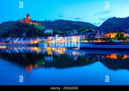 Deutschland, Rheinland Pfalz, Blick über die Mosel auf die Stadt Cochem mit der Reichsburg bei Nacht. Stockfoto