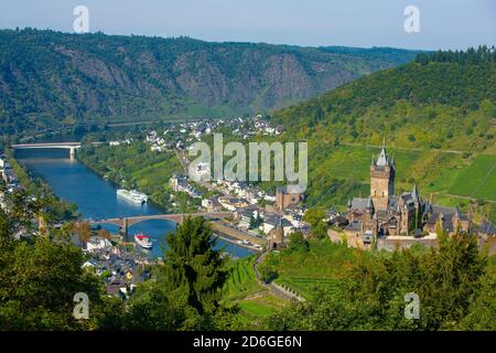 Deutschland, Rheinland-Pfalz, Mosel. Blick über die Reichsburg Cochem auf die Mosel und den Ortsteil Cochem Cond. Stockfoto