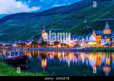 Deutschland, Rheinland-Pfalz, Mosel. Zell an der Mosel, Blick vom Ortsteil Zell-Kaimt auf das Stadtpanorama. Stockfoto