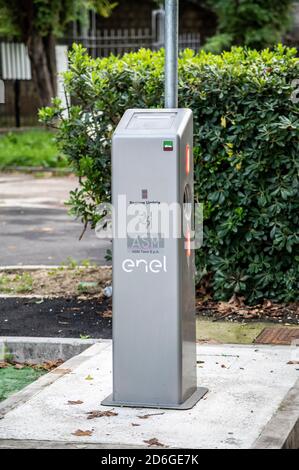 terni,italien actober 17 2020:Spalte für das Laden von Elektroauto befindet sich in Die Stadt Stockfoto