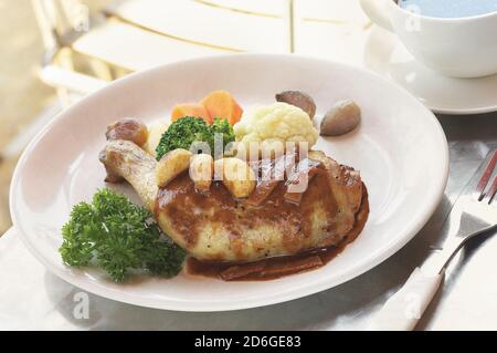 Geschmorte Hähnchenschenkel mit schwarzer Pfeffersauce Stockfoto